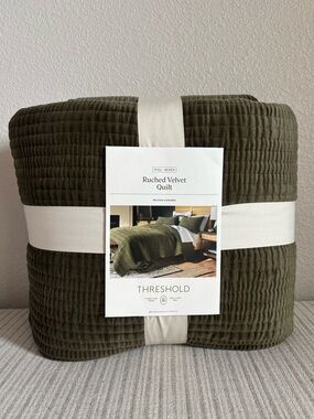 NWT Full/Queen Ruched Velvet Quilt Green - Threshold